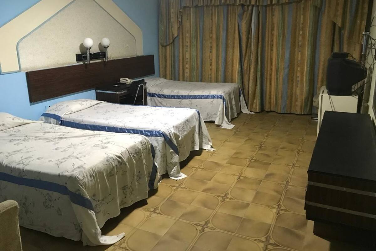 1 camera, una scrivania