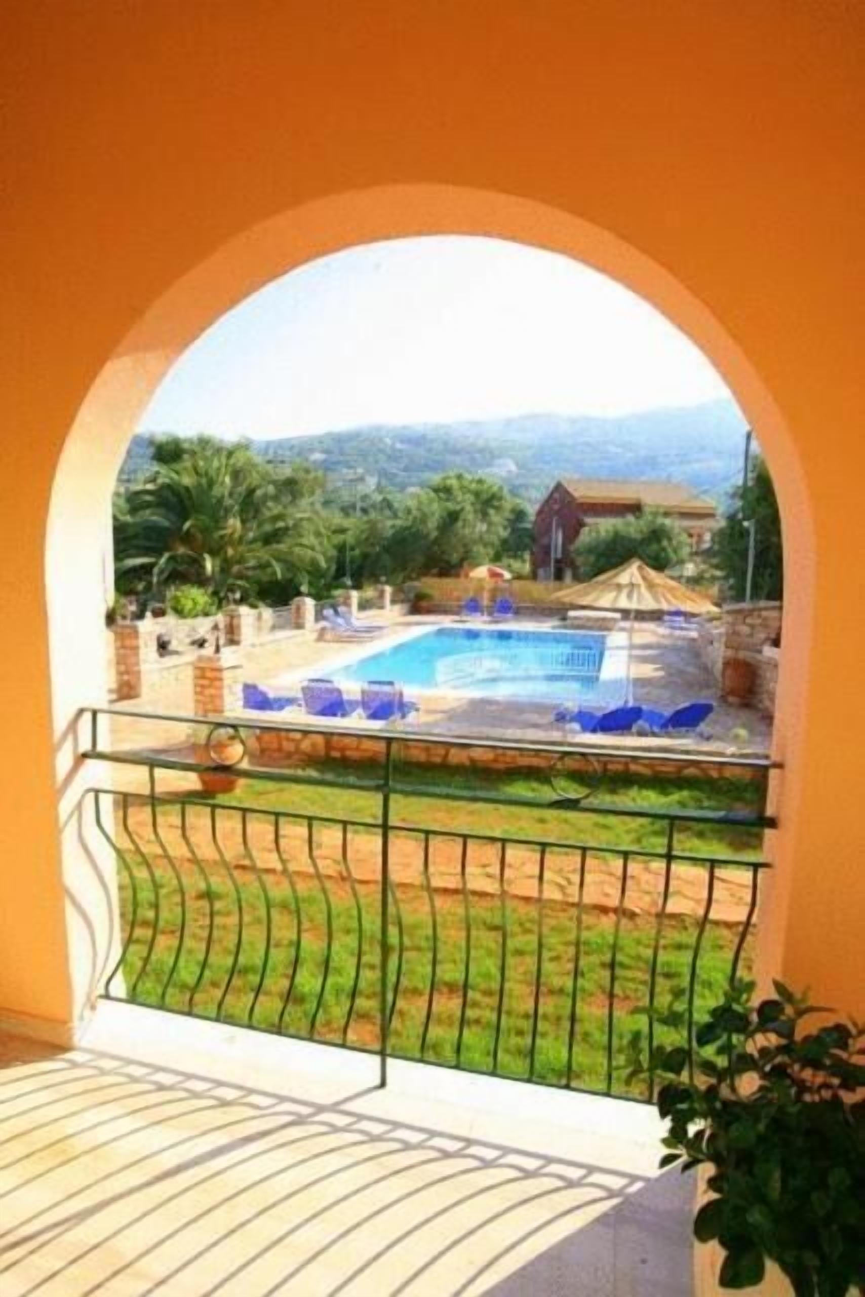 Piscine extérieure, chaises longues