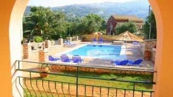 Piscine extérieure, chaises longues