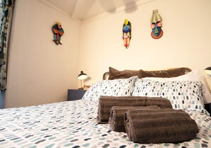 Individuell inredning, unika möbler, skrivbord och arbetsyta för laptop