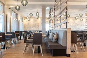 Petit déjeuner et dîner servis sur place