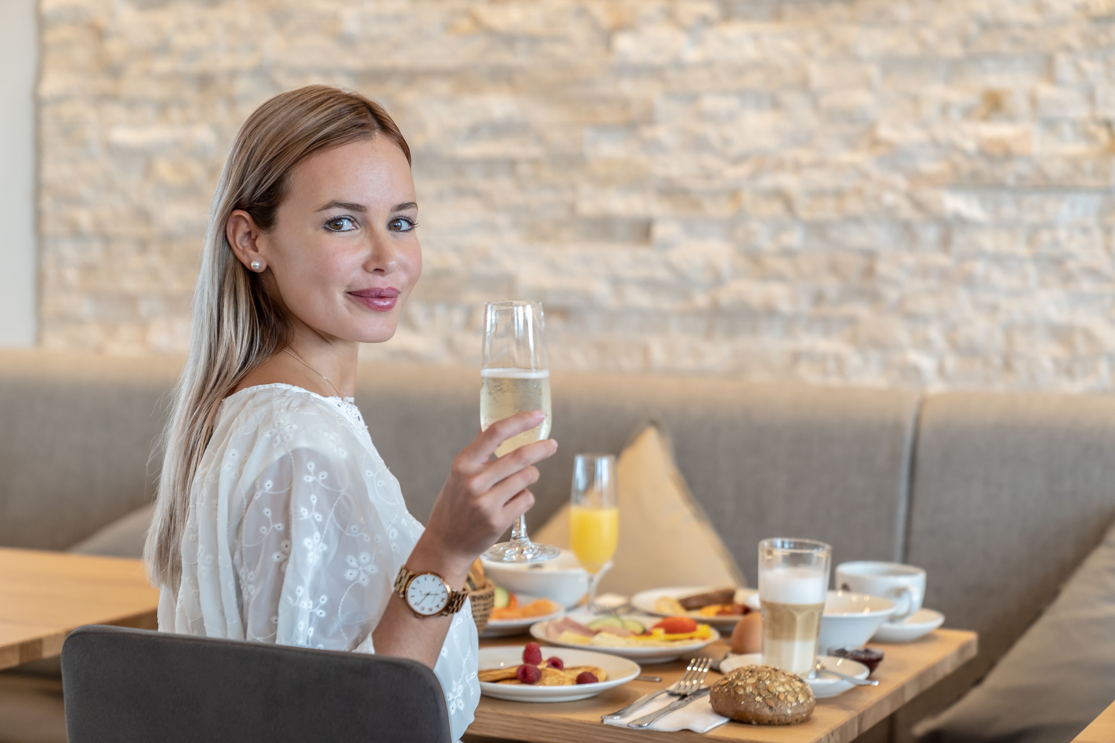 Tägliches Frühstücksbuffet (19.90 EUR pro Person)