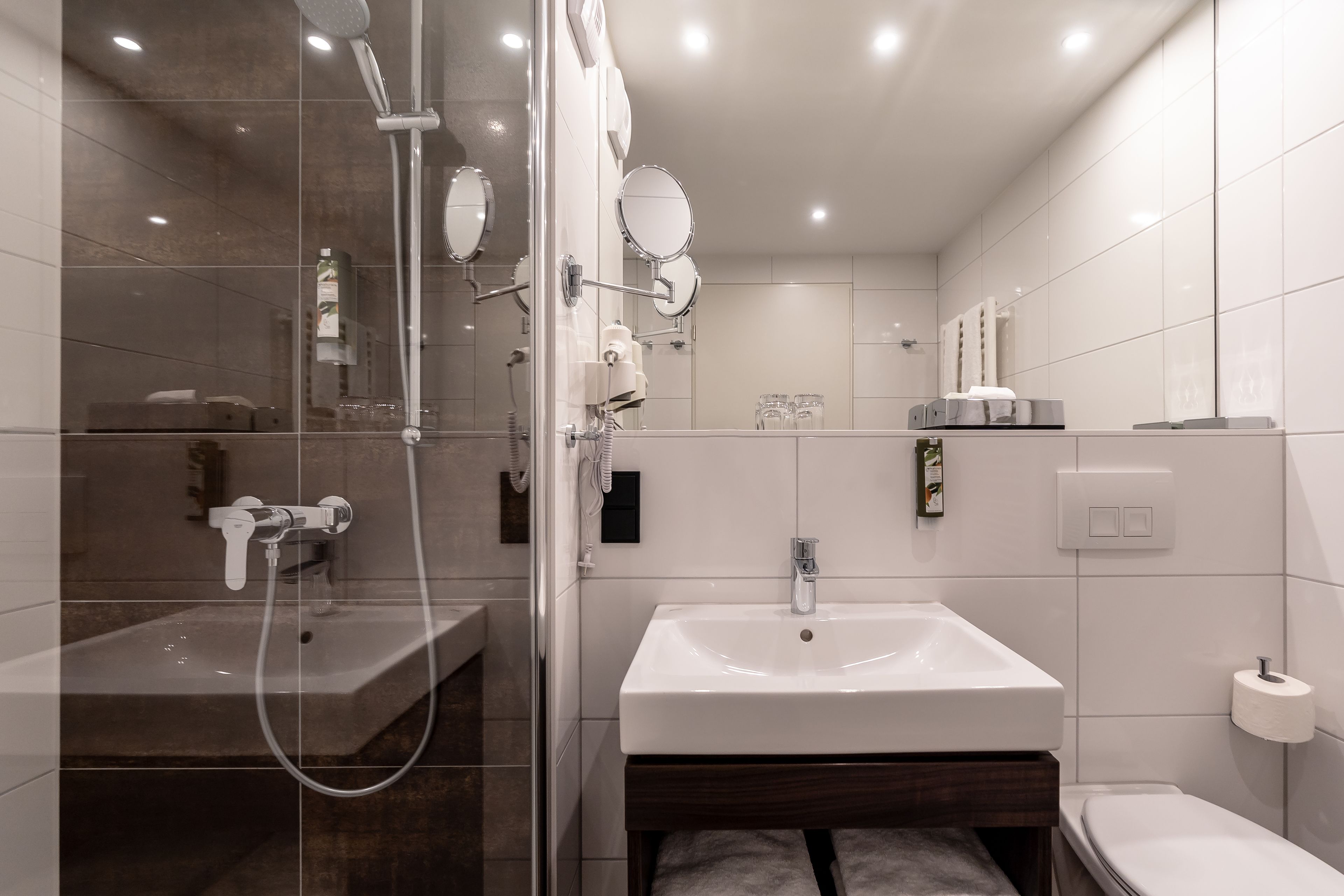 shower, free toiletries, hair dryer, towels