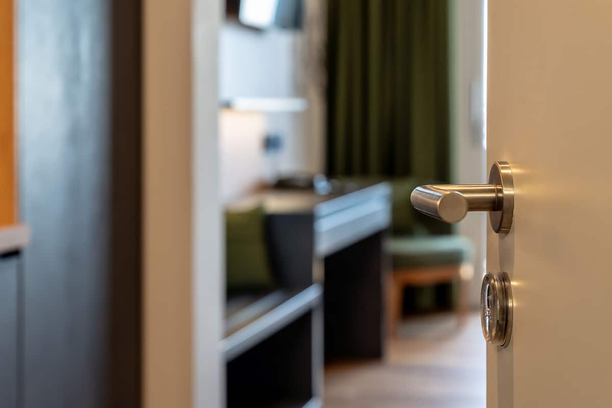 Un intérieur moderne avec une porte donnant sur un espace de vie.