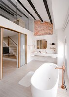 华丽三人房 | 浴室 | 独立的浴缸和淋浴、深泡浴缸、大花洒淋浴喷头、名牌洗护用品