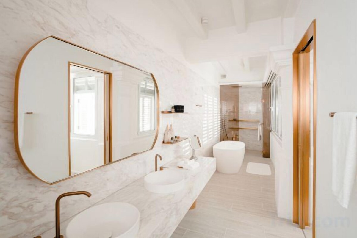 Separate tub and shower, deep soaking tub, rainfall showerhead