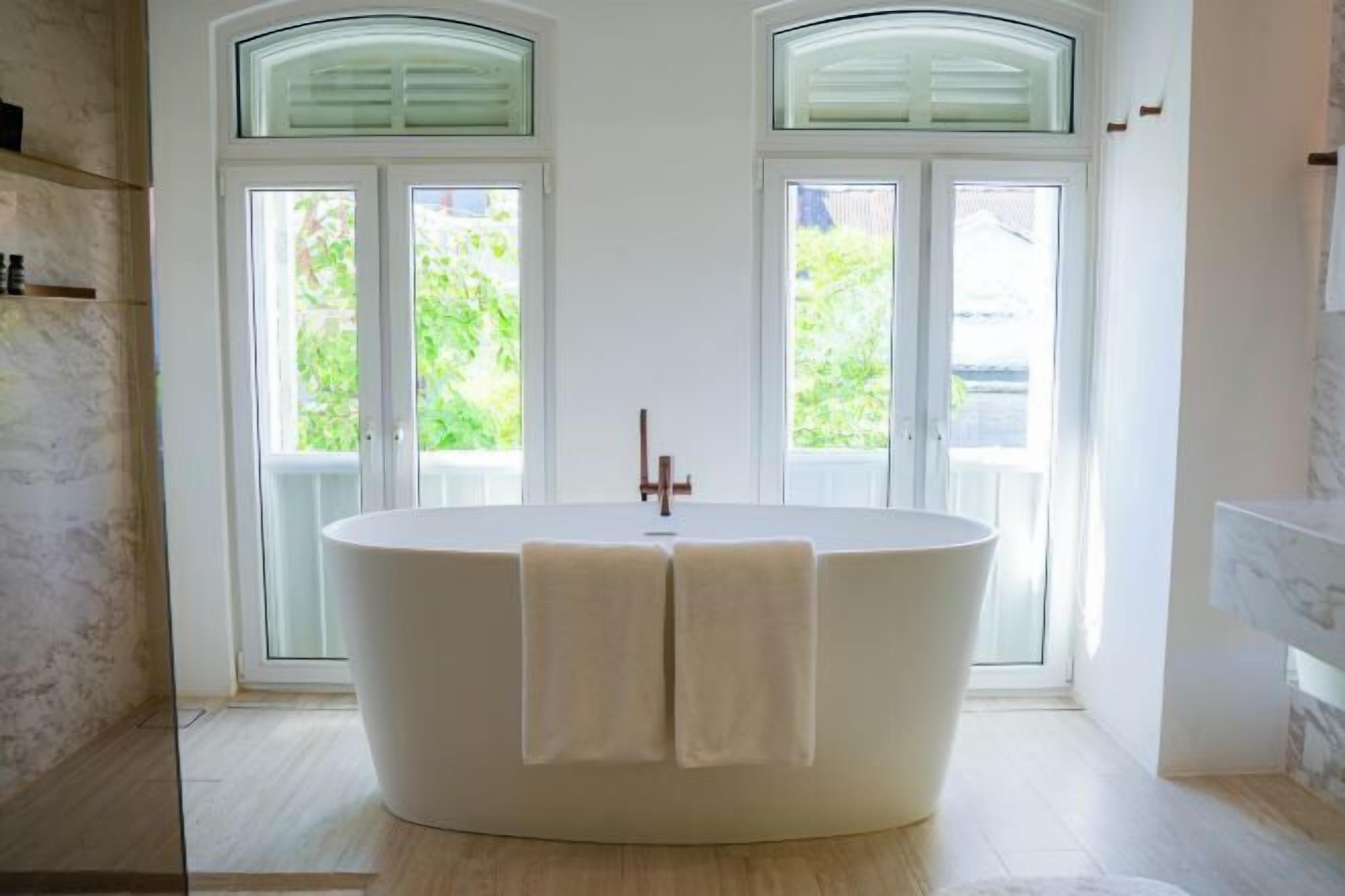 Separat badekar og dusj, dype avslapningsbadekar og regndusjhode