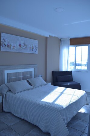 Desk, laptop workspace, soundproofing, free WiFi - Pensión O Noso (Porto do Son)