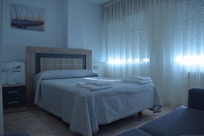 Basic Double Room | Desk, laptop workspace, soundproofing, free WiFi - Pensión O Noso (Porto do Son)