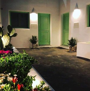 Exterior detail - Auntie's Villas (Santorini)