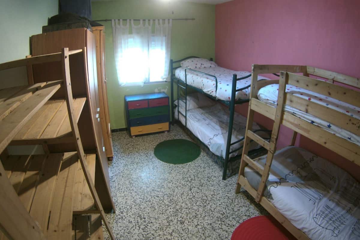 1 cama en habitación compartida de 5 camas | Wifi gratis y ropa de cama
