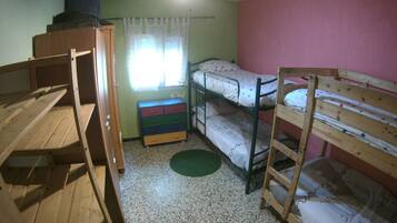 1 cama en habitación compartida de 5 camas | Wifi gratis y ropa de cama