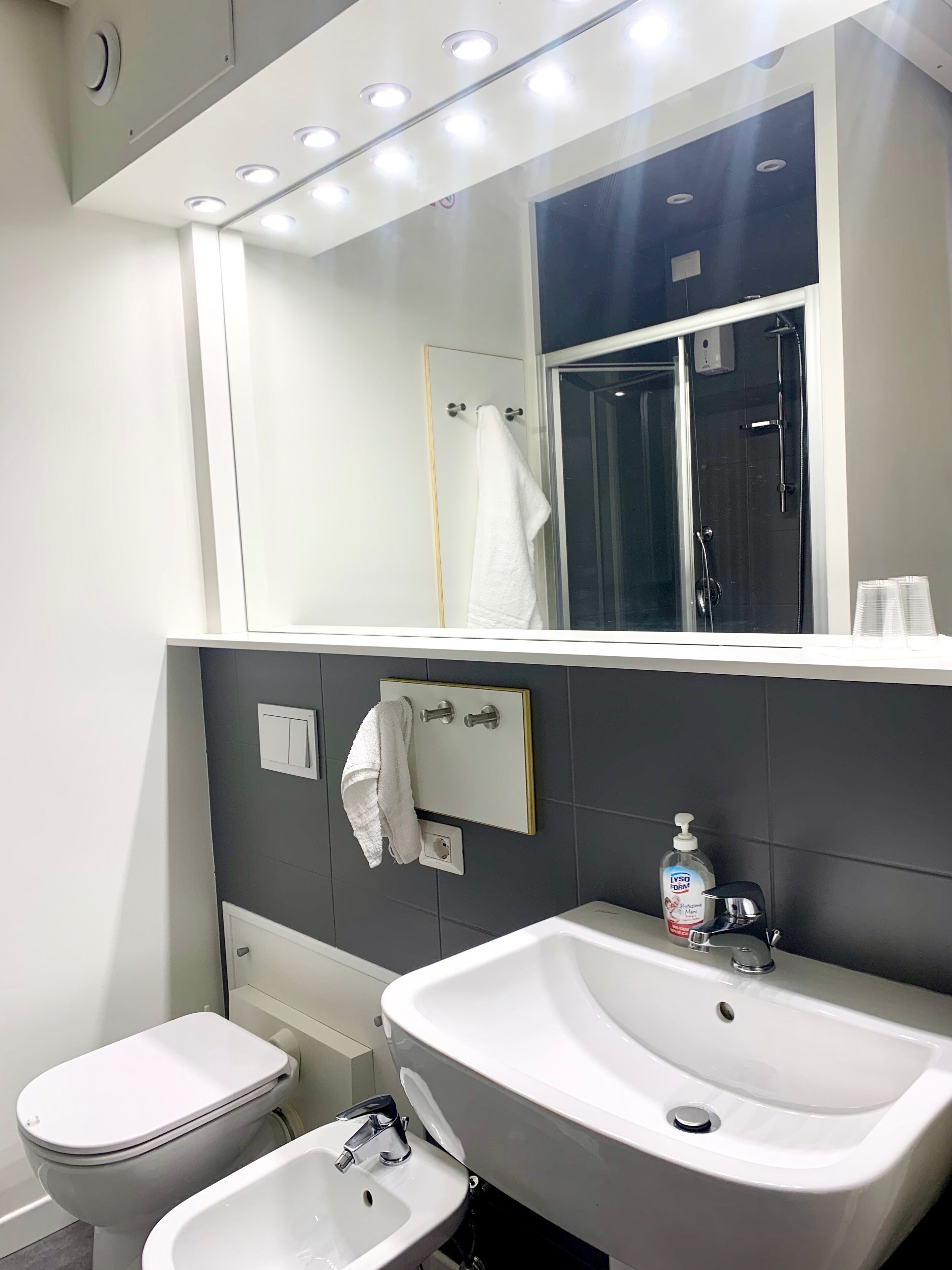 Camera Dei Fiori 2 | Bathroom | Shower, hair dryer, bidet, heated floors