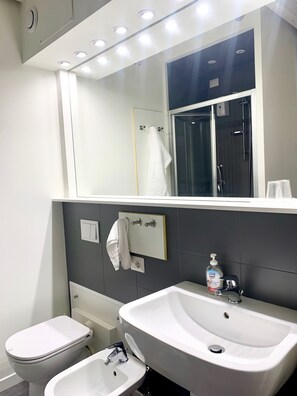Camera Dei Fiori 2 | Baño | Ducha, secador de pelo, bidé y suelo radiante