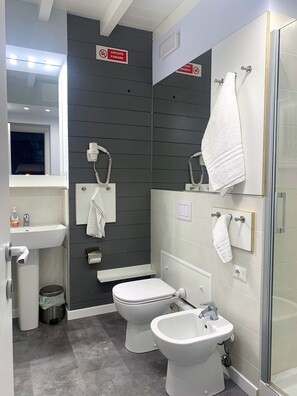 Camera Azzurra 2 | Baño | Ducha, secador de pelo, bidé y suelo radiante