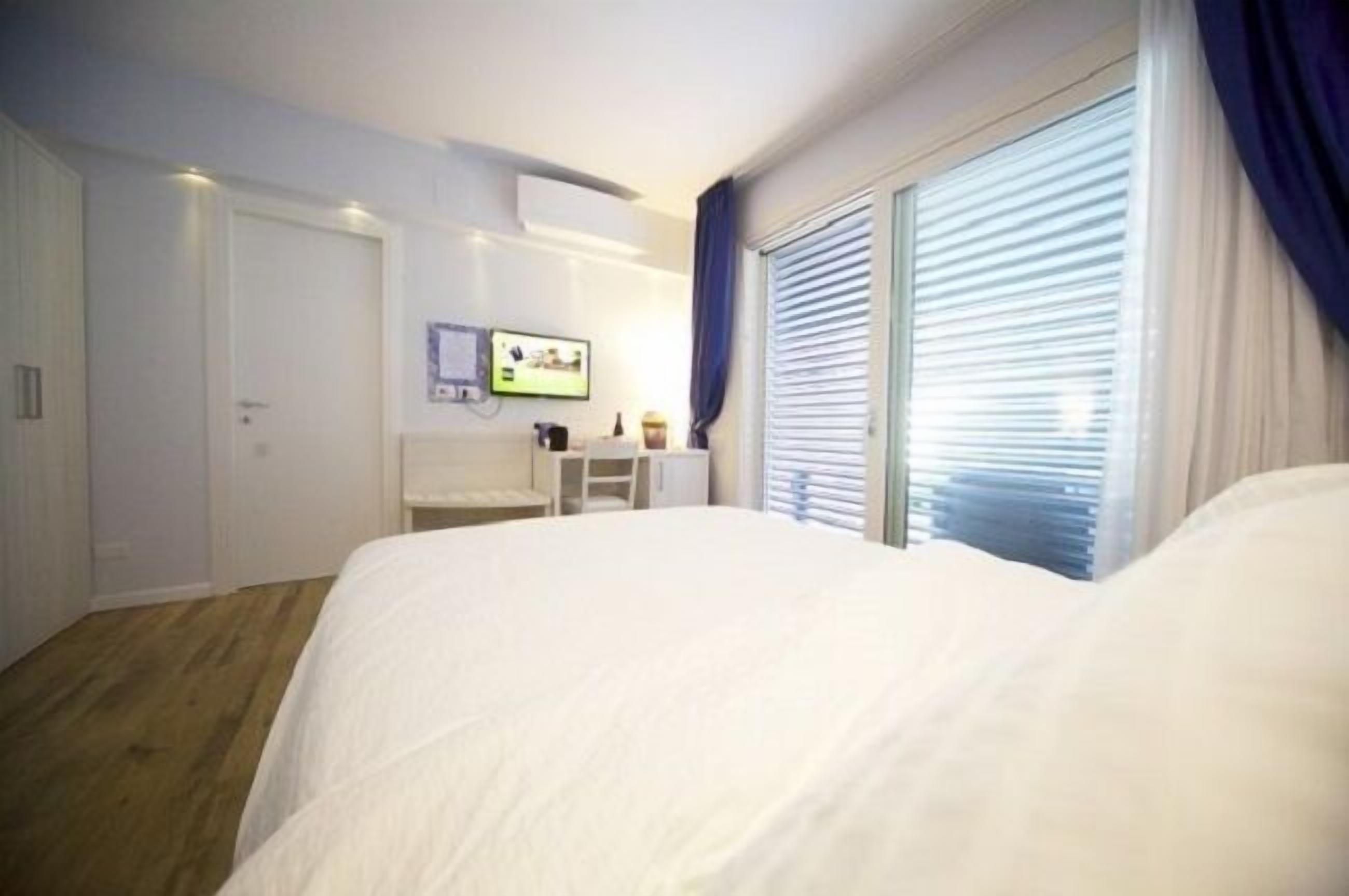 Camera Azzurra 1 | Edredón, camas con pillow-top y escritorio 