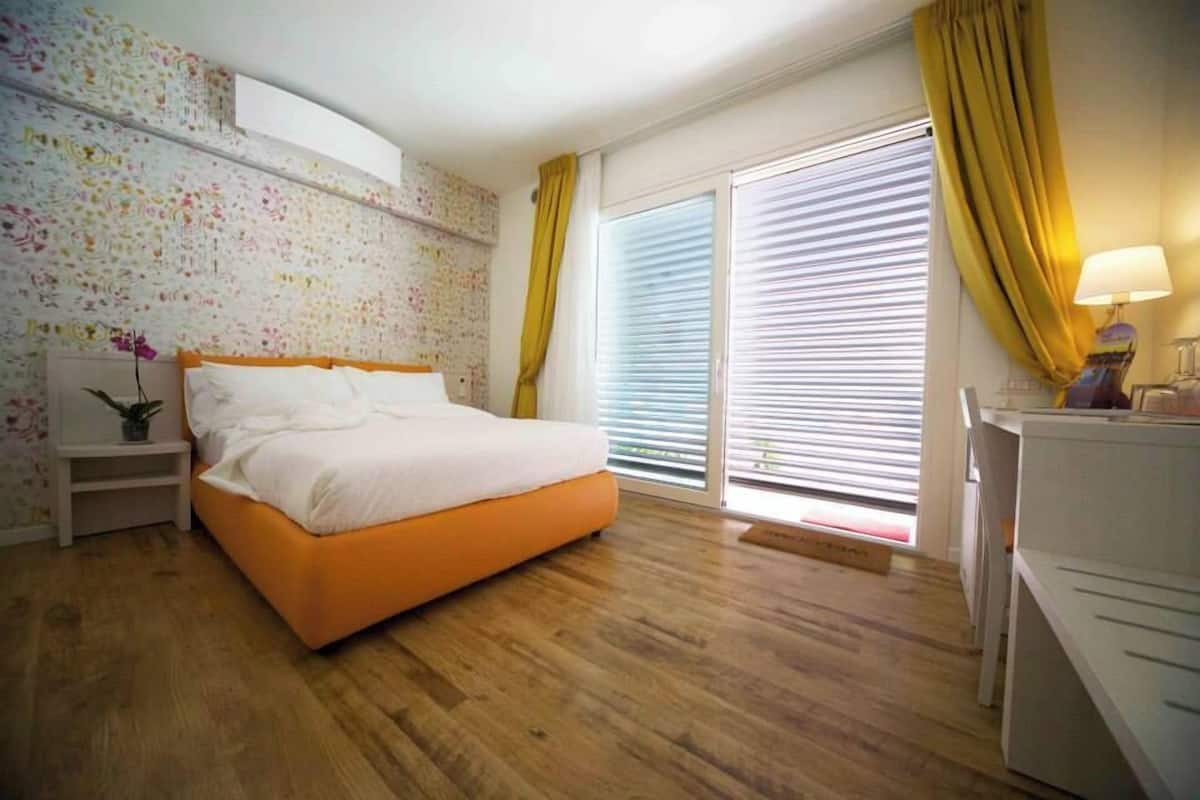 Camera dei fiori 1 | Down comforters, pillowtop beds, desk, laptop workspace