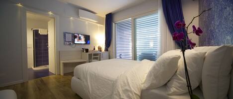 Camera Azzurra 1 | Down duvets, pillow-top beds, desk, laptop workspace