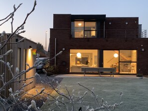 住宿正面 (夜晚)