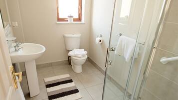 Deep-soaking bathtub, hair dryer, towels