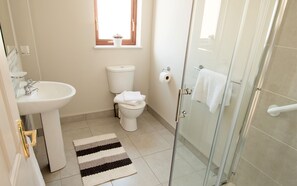 Baignoire relaxante profonde, sèche-cheveux, serviettes fournies