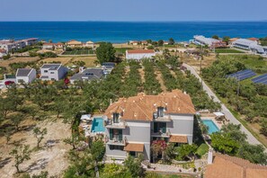 Seasonal outdoor pool, pool umbrellas, pool loungers - Joya Luxury Villas (Zakynthos)