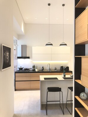 Réfrigérateur, four à micro-ondes, un four, surface de cuisson