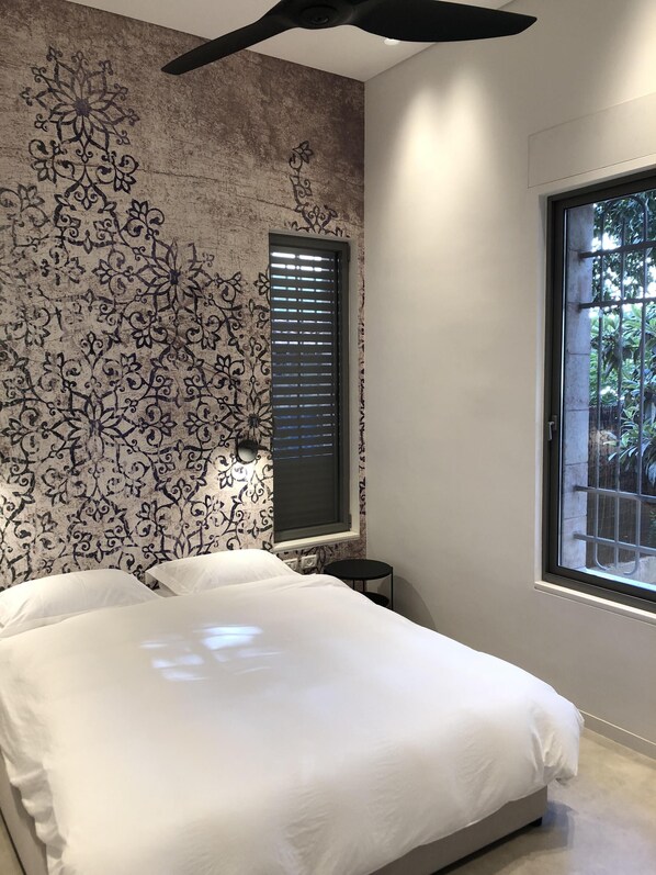 1 makuuhuone, työpöytä, silitysrauta/-lauta, vauvan matkasänky