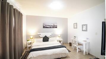 Deluxe-Zimmer 2 | Individuell inredning, unika möbler, skrivbord och arbetsyta för laptop