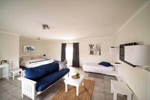 Individually decorated, individually furnished, desk, laptop workspace - Bella Luna B&B (Walvis Bay)