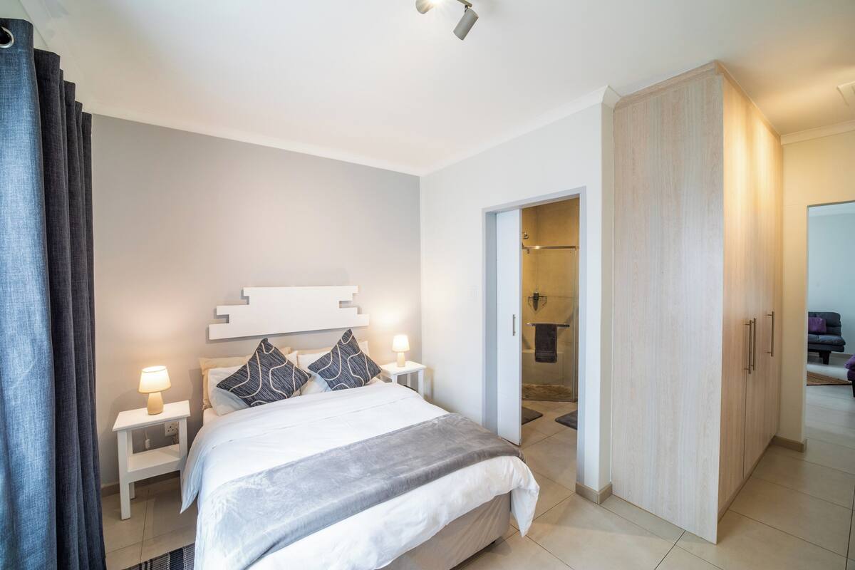 Deluxe Studio Suite | Individually decorated, individually furnished, desk, laptop workspace