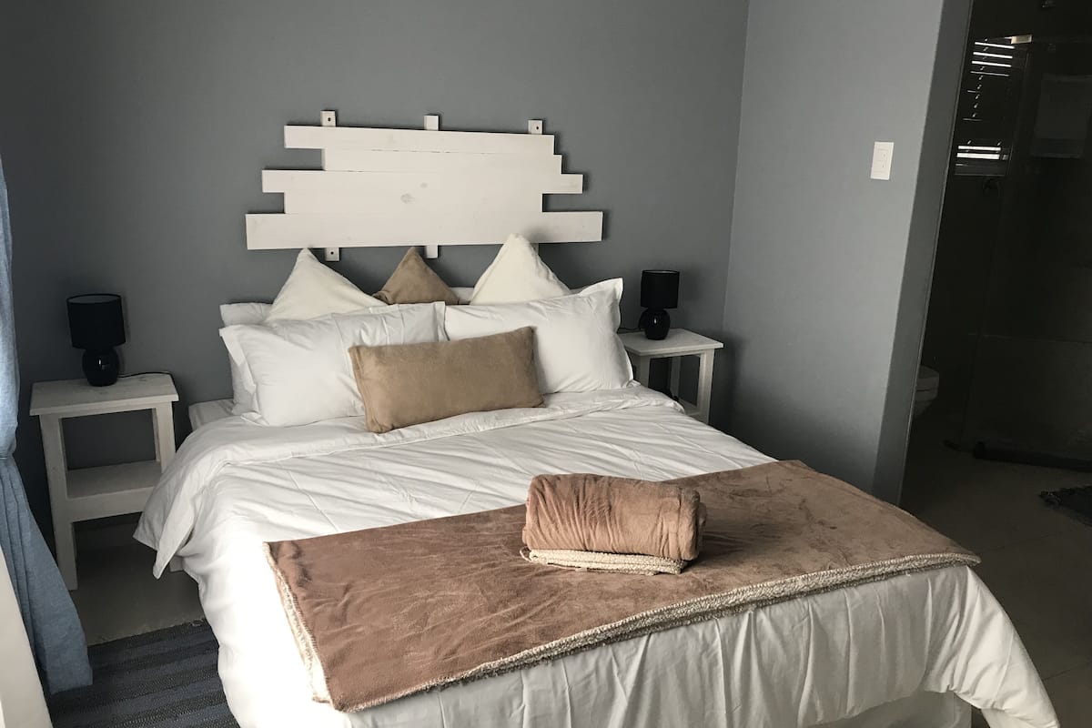 Estudio estándar, 1 cama matrimonial y sofá cama | Decoración personalizada, muebles diferentes y escritorio