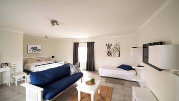 Espacio para trabajar con laptop y cortinas blackout