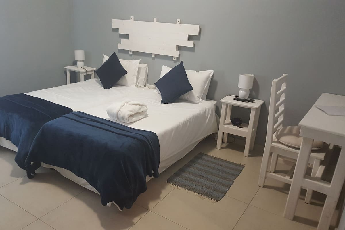Habitación estándar con 2 camas individuales | Decoración personalizada, muebles diferentes y escritorio