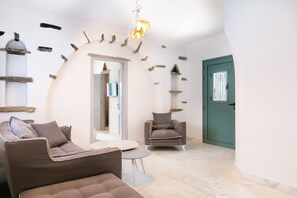 Een televisie, een open haard, boeken en een stereo