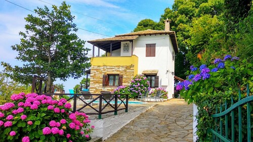 Villa traditionnelle avec piscine privée à Pelion