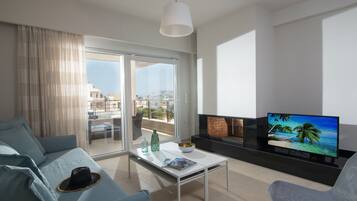 Apartemen (2) | Ruang keluarga | Smart TV 42-inci dengan saluran TV kabel, TV, dan perapian