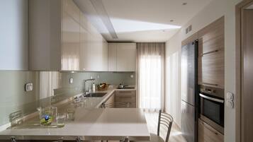 Apartamento (2) | Cozinha privada | Geladeira grande, micro-ondas, fogão, cooktop