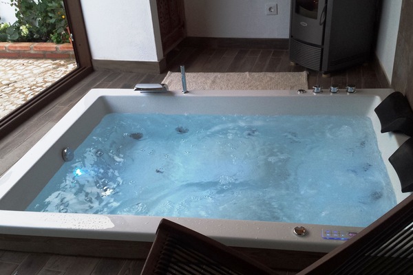 Indoor spa tub