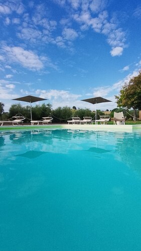 Il Ciliegio, aplicación en una villa típica con piscina a 7 km del mar, Senigallia, Marche