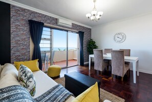 Premier Apartment, 2 Bedrooms, Non Smoking, Beach View | Living room | Flat-screen TV - Panorama 9 (Cape Town)