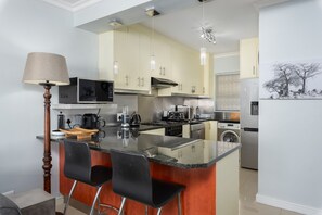 Comfort Apartment, 2 Bedrooms, Mountain View | Private kitchen
