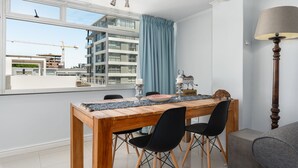 Comfort Apartment, 2 Bedrooms, Mountain View | In-room dining - Taronga Mansions 21 (Cape Town)
