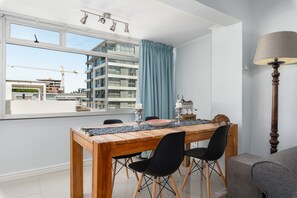 Comfort Apartment, 2 Bedrooms, Mountain View | In-room dining - Taronga Mansions 21 (Cape Town)