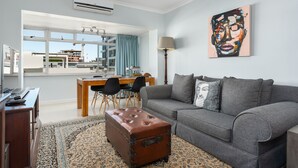 Comfort Apartment, 2 Bedrooms, Mountain View | Living room | Flat-screen TV - Taronga Mansions 21 (Cape Town)