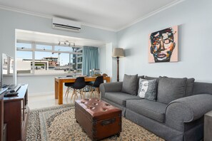 Comfort Apartment, 2 Bedrooms, Mountain View | Living room | Flat-screen TV - Taronga Mansions 21 (Cape Town)