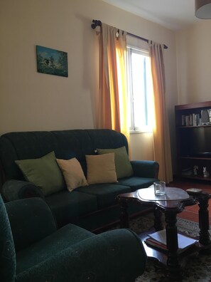 Télévision, livres, chaîne hi-fi
