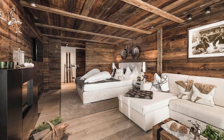 Bio Mountain Chalet with Jacuzzi | 客房内保险箱、办公桌、遮光窗帘、隔音