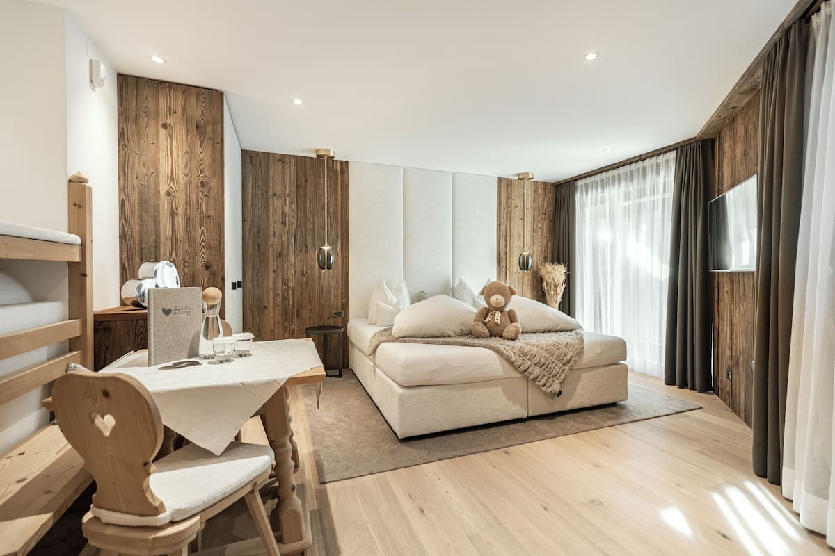 Wellness Suite | Cassaforte in camera, una scrivania, tende oscuranti, insonorizzazione