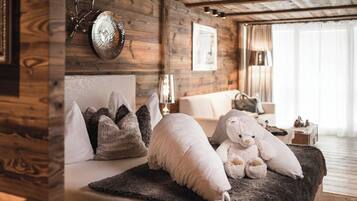 Bio Mountain Chalet with Jacuzzi | Wohnbereich | Flachbildfernseher